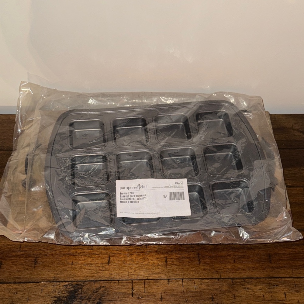 NWT Pampered Chef Nonstick Brownie Pan with 12 Count